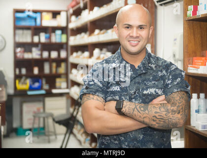 US Navy Hospital Corpsman 3. Klasse Sherwin Mora nimmt eine Auszeit von seinem wöchentliche Inspektion bei der Zweigstelle der Medizinischen Klinik am Marinestützpunkt Guam. Mora hilft Apotheke arbeiten sowohl in der Filiale Medizinische Klinik und am US Naval Hospital Guam beaufsichtigen. (U.S. Marine Foto von USNH Guam Public Affairs/Freigegeben) Stockfoto