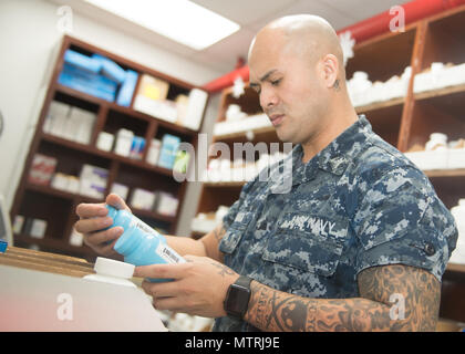 US Navy Hospital Corpsman 3. Klasse Sherwin Mora führt seinen wöchentliche Inspektion in der Apotheke in der Branche der Medizinischen Klinik am Marinestützpunkt Guam. Mora, eine Apotheke tech bei uns Naval Hospital Guam, teilt seine Zeit zwischen der Filiale Medizinische Klinik und das Krankenhaus. (U.S. Marine Foto von USNH Guam Public Affairs/Freigegeben) Stockfoto