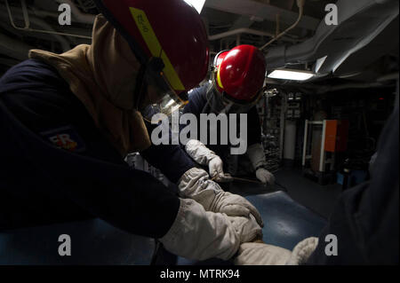 Atlantischer Ozean (25 April 2017) - Matrosen an Bord der USS Carney (DDG64) Patch ein Rohr während eines General Quarters bohren, da das Schiff in Flag Officer Sea Training April 25, 2017 teilnimmt. Carney, einem der Arleigh-Burke-Klasse geführte-missile Destroyer, Vorwärts - Rota, Spanien bereitgestellt werden, ist die Durchführung der dritten Patrouille in den USA 6 Flotte Bereich der Maßnahmen zur Unterstützung der US-amerikanischen nationalen Sicherheitsinteressen in Europa. Stockfoto