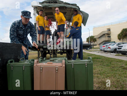 170123-YL 073-019 (Jan. 23, 2017) Mayport, Florida-Segler aus verschiedenen Befehle liefert Verschieben von einem mobilen Küche Trailer (MKT) im Verlauf der weiteren Versprechen 2017 (CP-17) vor der Bereitstellung Ausbildung bei Naval Station Mayport, Fla. Weiter Versprechen 2017 ist ein US Southern Command - gefördert und U.S. Naval Forces Southern Command/USA Flotte - durchgeführt Einsatz zivil-militärische Operationen durchzuführen, einschließlich humanitärer Hilfe, Ausbildung Engagements und medizinische, zahnmedizinische und veterinärmedizinische Unterstützung in einer Bemühung, US-Unterstützung und Engagement in Zentral- und Südamerika zu zeigen. (U.S. Marine Foto von Masse Stockfoto