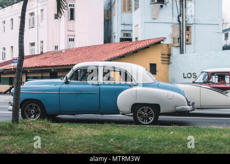 Ein klassisches amerikanisches Auto wartet an einer roten Ampel in Havanna, Kuba. Stockfoto