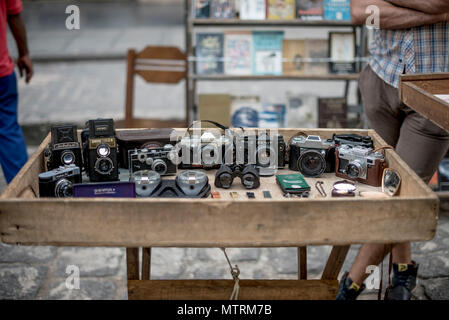 Klassische analoge Kameras sitzen auf einem Flohmarkt in der Altstadt von Havanna, Kuba. Stockfoto