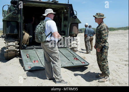 CAMP Pendleton, Calif (Apr. 26, 2017) Timothy Boyce, Büro der Naval Research (ONR) Global Science Advisor bei I Marine Expeditionary Force Gespräche mit Sgt. Caleb Hall während der Ship-to-Shore Spielraum zum Experimentieren und (S2ME 2) Erweiterte Marinetechnik Übung (ANTX) 2017 Marine Corps Base Camp Pendleton, Kalifornien. S2ME2ANTX bringt der Industrie, der Wissenschaft und der Naval Research Entwicklung Einrichtung (NR & DE) gemeinsam neue Technologie und technische Innovationen, die die Priorität Navy und Marine Corps Missionen Ansprache zu demonstrieren. Stockfoto