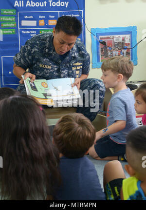 170118-N-PZ223-020 AGANA Höhen zentrieren Guam (18. Januar 2017) Rear Admiral Bette Bolivar, der Kommandant der gemeinsamen Region Marianas, liest, Vorschulkinder bei der Entwicklung des Kindes an Bord US Naval Hospital Guam. (Foto: U.S. Navy Mass Communication Specialist 2. Klasse Kristina D. Rasco/freigegeben) Stockfoto