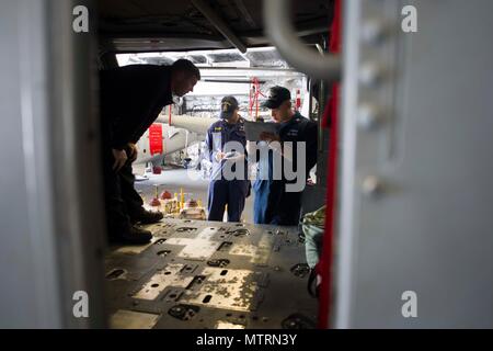 170119-N-WV703-007 CHANGI NAVAL BASE, Singapur (19. Januar 2017) Luftfahrt Elektriker Mate 2. Klasse Mark Kelly, links, eingetragene Luftfahrt-Kriegsführung-Experte (EHB) bietet Training auf einem MH-60 s Sea Hawk Hubschrauber zu den Seeleuten an Bord littoral combat Ship USS Coronado (LCS-4). Derzeit auf eine Rotations-Bereitstellung zur Unterstützung der Asien-Pazifik auszugleichen ist Coronado ein schnell und wendig Kriegsschiff auf Patrouille der Region Litorale und Rumpf-Rumpf mit Partner marinen, die 7. US-Flotte mit den flexiblen Fähigkeiten braucht es jetzt und in Zukunft zu arbeiten. (U.S. Navy Photo von Masse Communicatio Stockfoto