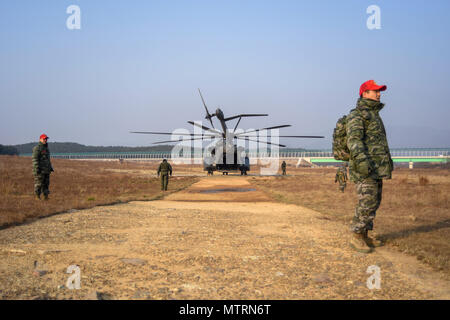 170118-N-SR567-007 POHANG, Südkorea (18. Januar 2017) US-Segler Hubschrauber Mine Gegenmaßnahmen Staffel 14 (HM-14) befestigt und Republik Korea Marines an der 21. Airborne Battalion, befestigt teilnehmen an Fallschirm Bohrer in Pohang. HM-14, der "Welt-berühmten" Vanguard pflegen weltweit 72-Stunden in der Luft meine Gegenmaßnahmen (AMCM) schnelle Bereitstellung Körperhaltung, zwei Flugzeuge vorwärts bereitgestellt, AMCM und vertikale an Bord Lieferfähigkeit in der 7. Flotte Verantwortungsbereich. (Foto: U.S. Navy Mass Communication Specialist 3. Klasse Wesley J. Breedlove) Stockfoto