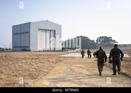 170118-N-SR567-171 POHANG, Südkorea (18. Januar 2017) US-Segler Hubschrauber Mine Gegenmaßnahmen Staffel 14 (HM-14) befestigt und Republik Korea Marines an der 21. Airborne Battalion, befestigt teilnehmen an Fallschirm Bohrer in Pohang. HM-14, der "Welt-berühmten" Vanguard pflegen weltweit 72-Stunden in der Luft meine Gegenmaßnahmen (AMCM) schnelle Bereitstellung Körperhaltung, zwei Flugzeuge vorwärts bereitgestellt, AMCM und vertikale an Bord Lieferfähigkeit in der 7. Flotte Verantwortungsbereich. (Foto: U.S. Navy Mass Communication Specialist 3. Klasse Wesley J. Breedlove) Stockfoto