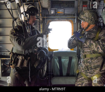 170118-N-SR567-139 POHANG, Südkorea (18. Januar 2017) US-Segler Hubschrauber Mine Gegenmaßnahmen Staffel 14 (HM-14) befestigt und Republik Korea Marines an der 21. Airborne Battalion, befestigt teilnehmen an Fallschirm Bohrer in Pohang. HM-14, der "Welt-berühmten" Vanguard pflegen weltweit 72-Stunden in der Luft meine Gegenmaßnahmen (AMCM) schnelle Bereitstellung Körperhaltung, zwei Flugzeuge vorwärts bereitgestellt, AMCM und vertikale an Bord Lieferfähigkeit in der 7. Flotte Verantwortungsbereich. (Foto: U.S. Navy Mass Communication Specialist 3. Klasse Wesley J. Breedlove) Stockfoto