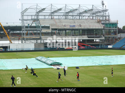 England spielen Fußball vor der neuen stehen im Bau bei Headingley während einer Netze Sitzung in Leeds. Stockfoto