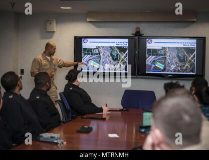 170112-N-AN781-024 (Bethesda, MD.) Chief Master-at-Arms Jeremy Jones, Naval Support Aktivität Bethesda (NSAB) Sicherheit Abteilung führenden Obermaat, gibt einen Überblick über NSAB Segler tasking und Verantwortlichkeiten für die 58. Presidential Inauguration Jan. 20. NSAB Matrosen wurden zur Teilnahme an eines gemeinsamen Kordon begrüßen den künftigen Präsidenten ausgewählt. (Foto: U.S. Navy Mass Communication Specialist 3. Klasse William J. Phillips/freigegeben) Stockfoto
