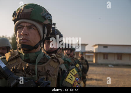 Die irakischen Sicherheitskräfte Soldaten warten auf die Ausbildung im Camp Taji, Irak, Jan. 22, 2017 zu beginnen. Koalitionstruppen ausgebildet der ISF auf die richtige Weise Personal und Fahrzeuge für Improvised Explosive Devices in Unterstützung von Combined Joint Task Force - inhärenten lösen, der globalen Koalition zu besiegen ISIL im Irak und in Syrien zu suchen. (U.S. Armee Foto von SPC. Christopher Brecht) Stockfoto