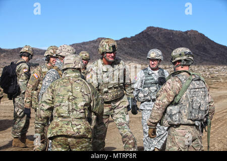 Us-Armee General Robert B. Braun, Kommandierender General von uns. Armee. Pacific, grüßt Soldaten am National Training Center, Ft. Irwin, CA., Jan. 19, 2017. Das National Training Center führt Hart, realistisch, Unified Land arbeiten mit unseren Vereinigte Aktion Partner Brigade Combat Teams und anderen Einheiten für den Kampf vorbereiten, während die Betreuung der Soldaten, Zivilisten, und Familienmitglieder. (U.S. Armee Sgt. Michael Spandau) Stockfoto