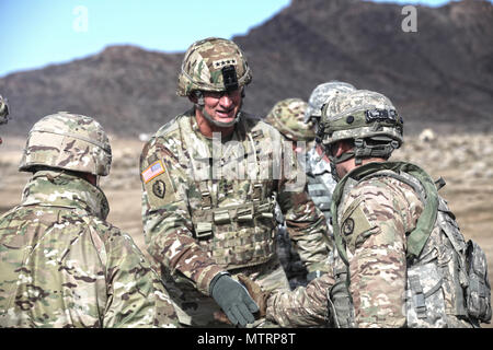 Us-Armee General Robert B. Braun; kommandierender General der US-Armee Pazifik grüßt Soldaten am National Training Center Fort Irwin, Calif., Jan. 19, 2017. Das National Training Center führt harte realistische Unified Land arbeiten mit unseren Vereinigte Aktion Partner Brigade Combat Teams und anderen Einheiten für den Kampf vorbereiten, während die Betreuung der Soldaten und Zivilisten; und Familienangehörigen. (U.S. Armee Sgt. Michael Spandau) Stockfoto