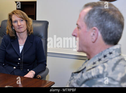 WASHINGTON (AFNS) - amtierende Sekretär der Air Force Lisa Disbrow erfüllt mit Luftwaffe Stabschef General David L. Goldfein im Pentagon, 31.01.23. Disbrow dient als der amtierende Sekretär, bis der Präsident ernennt und der Senat bestätigt einen Nachfolger. (U.S. Air Force Foto/Tech. Sgt. Robert Barnett) Stockfoto