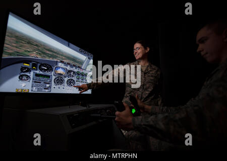 Maj. Heather Tevebaugh, 23d für Luft- und Raumfahrt Luft- und Raumfahrt Medizin Squadron Physiologe unterstützt Airman 1st Class jagen Junge, 23d AMDS bioenvironmental Techniker, mit einem Flugsimulator, 18.01.2016, bei Moody Air Force Base, Ga für Luft- und Raumfahrt spezialisierte Physiologie Physiologen verwalten Support Programme und Verfahren, die sicherstellen, dass Flugzeugbesatzungen für Höhenlagen vorbereitet sind. In der Luftwaffe, zur Zeit gibt es 118 aktive Aufgabe und drei Luftwaffe Reservist für Luft- und Raumfahrt Physiologen. (U.S. Air Force Foto von Airman 1st Class Daniel Snider) Stockfoto