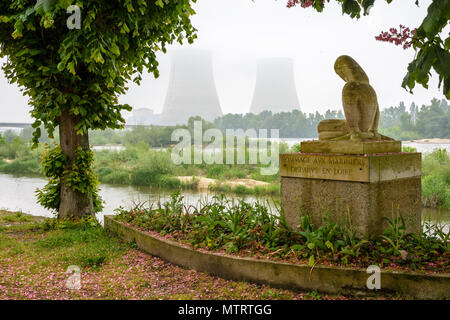 Das Denkmal für die fehlende Schiffern ermöglicht der Loire, 1965 in Neuvy-sur-Loire errichtet, steht das Kernkraftwerk Belleville Werk seit 1987. Stockfoto