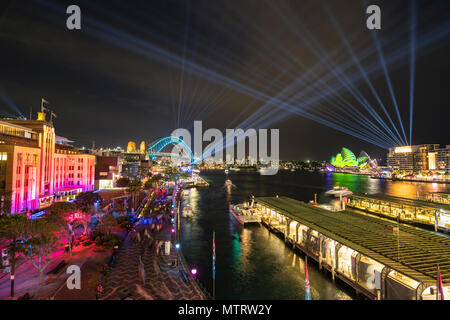 Vivid Sydney - Licht, Musik und Ideen Festival, Sydney Harbour Bridge und das Opernhaus vom Circular Quay, Australien Stockfoto