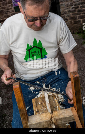 Mens Halle Freiwillige. Soziale und praktische Gruppe für ältere Männer. Feuer und Holz bei Dean Heritage Centre Stockfoto