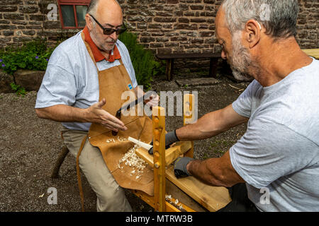 Mens Halle Freiwillige. Soziale und praktische Gruppe für ältere Männer. Feuer und Holz bei Dean Heritage Centre Stockfoto