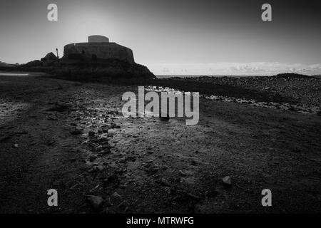 Fort Grey als 'Tasse und Untertasse" bekannt, ist ein Martello Tower auf einer Gezeiten Felsen in der Rocquaine Bay in St. Peter, Guernsey, Channel Islands Stockfoto