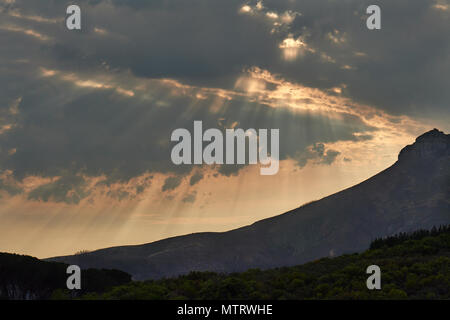 Sonnenlicht durch Wolken in Simonsberg Stellenbosch Berge Stockfoto