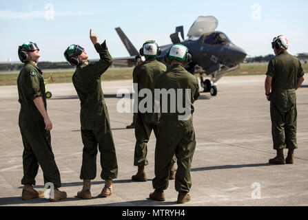 Marine Flugzeuge Gruppe 12 Kräfte mehrere F-35B Blitz der ll für eine regelmäßig geplante Aviation Training Umzug bei Misawa Air Base, Japan, 9. Mai 2018 eingesetzt. ATR sind entworfen, um Einsatzbereitschaft und bilateralen Interoperabilität sowohl für die USA als auch für den japanischen Streitkräfte zu erhöhen. Das MAG-12 ATR ist ein konkretes Beispiel für die Stärke des US-japanischen Allianz - das Fundament für Frieden und Sicherheit im Indopazifik seit mehr als 50 Jahren. (U.S. Marine Corps Foto von Lance Cpl. Alexia Lythos) Stockfoto