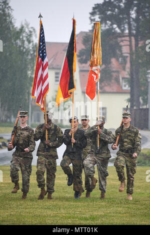 Die zeremoniellen Color Guard Vorschüsse an der Vorderseite der Bildung während einer 44th Expeditionary Signal Battalion Ändern des Befehls Zeremonie zwischen Oberstleutnant Adam Sannutti (ausgehende Commander) und Oberstleutnant Heather McAteer (eingehende Commander) im Tower Kasernen, Grafenwöhr, Deutschland, 24. Mai 2018. (U.S. Armee Foto von Markus Rauchenberger) Stockfoto