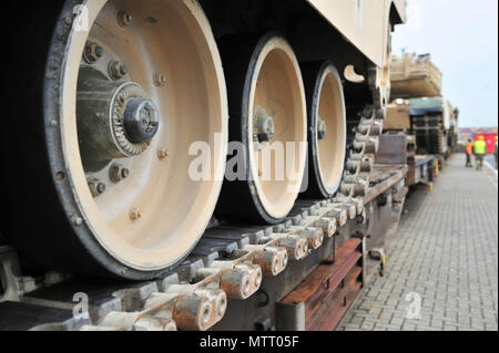 M1 Abrams Panzer, Bradley Kampffahrzeugen und anderen Ketten- und Radfahrzeuge vom 1. gepanzerte Brigade Combat Team, 1.Kavallerie Division, waren auf Züge verladen und durch die Linie genommen - Schleppen von Antwerpen, Belgien, 23. Mai nach Polen. Das Gerät kam in Antwerpen die Rücken-an-Rücken Präsenz einer Rüstung in Europa weiterhin als Teil der Atlantischen lösen. (U.S. Armee Foto von Sgt. 1. Klasse Jacob A. McDonald, 21 Theater Sustainment Command) Stockfoto