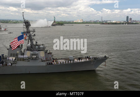 Die USS Mitscher (DDG 57) ist ein Lenkraketenzerstörer der Arleigh-Burke-Klasse, der bei der United States Navy eingesetzt wird und nach Admiral Marc A. Mitscher benannt ist. Das Schiff arbeitet mit Aegis-Radarsystemen und Gasturbinenantrieb für Multi-Missionen-Bodenkriegsführung. Das Archivfoto dokumentiert den Zerstörer, der während der Flottenwoche New York im Mai 2018 an der Freiheitsstatue vorbeifuhr. Stockfoto
