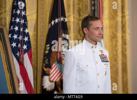 180524-N-BB 269-006 WASHINGTON (24. Mai 2018) zog sich der Master Chief Special Warfare Operator (Siegel) Britt Slabinski an Aufmerksamkeit während eines Ehrenmedaille Festakt steht im Weißen Haus in Washington, D.C. Slabinski Erhielt die Ehrenmedaille für seine Handlungen während der Operation Anaconda in Afghanistan im März 2002. (U.S. Marine Foto von Mass Communication Specialist 1. Klasse Raymond D. Diaz III/Freigegeben) Stockfoto