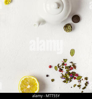 Tee- Konzept. Auswahl an verschiedenen Sorten Tee und Weisse Teekanne Stockfoto