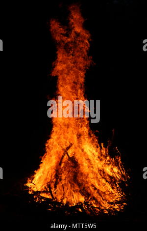 Porträt von einem lodernden Feuer in der Nacht Stockfoto