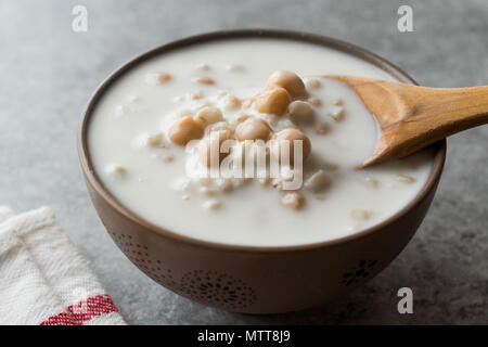 Kalten Joghurt Suppe mit Kichererbsen und Weizen Samen/Ayran asi Corbasi/Tzatziki. Traditionelle Sommer essen. Stockfoto