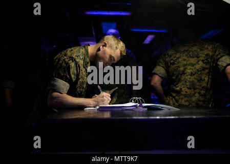 180523-N-PX 867-187 SAN DIEGO (23. Mai 2018) Kapitän David A. Axel, ein Student aus dem United States Marine Corps Expeditionary Warfare School, Zeichen in der Combat Information Center während einer Tour von Amphibisches Schiff USS Boxer (LHD4). Boxer ist pierside in seinen Heimathafen Vorbereitung für Commander, Naval Surface Forces Pazifischen Meer Studien. (U.S. Marine Foto von Mass Communication Specialist 3. Klasse Justin Whitley/Freigegeben) Stockfoto