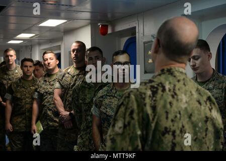 180523-N-PX 867-252 SAN DIEGO (23. Mai 2018) Studierende aus dem United States Marine Corps Expeditionary Warfare Schule erfahren Sie mehr über (LHD4) medizinische Fähigkeiten amphibisches Schiff USS Boxer's während einer Schiffstour. Boxer ist pierside in seinen Heimathafen Vorbereitung für Commander, Naval Surface Forces Pazifischen Meer Studien. (U.S. Marine Foto von Mass Communication Specialist 3. Klasse Justin Whitley/Freigegeben) Stockfoto