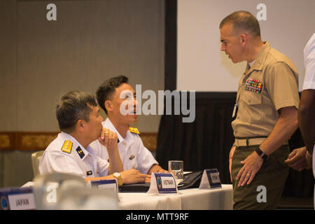 Vietnamesische Senior Kapitän Le Xuan Thuy, stellvertretender Commander, Naval Zone 4, Republik Vietnam Marine; und Senior lt Bui Van Luong, Republik Vietnam Marine, sprechen zu US Marine Corps Oberst Nathan Nastase, stellvertretender Stabschef, G-3/5-/7 Division, U.S. Marine Corps Forces, Pazifik, während der Pazifik amphibischen Führer Symposium (PALS) 2018 in Honolulu, Hawaii, 23. Mai 2018. Während des Symposiums, militärischen Dienstleistungen aus der ganzen Welt eine engere militärische Bindung mit einem anderen bauen. Engere Bande zwischen anderen Militärs erleichtern klare Kommunikationswege und ein Geist der Coop fördern Stockfoto