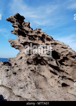 Wild Sea Rock anzeigen gegen den blauen Himmel. Portoscuso, Sardinien Italien Stockfoto