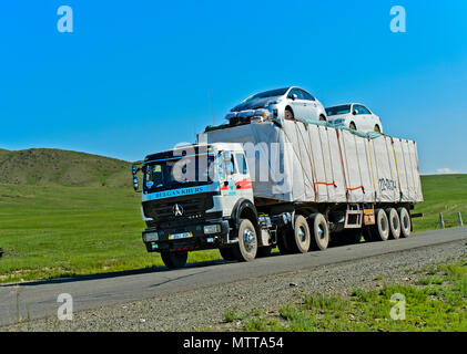 Riskante Transport von zwei Autos auf einem Lkw, Mongolei Stockfoto