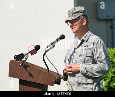 New York Air National Guard Generalmajor Anthony Deutsch, Adjutant General von New York, spricht zu einem Memorial Day Service bei Joint Force Headquarters, Latham, N.Y., 24. Mai 2018. Deutsche aus den einleitenden Bemerkungen für den Service. (New York Army National Guard Kapitän Jean Marie Kratzer) Stockfoto