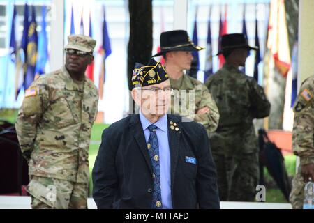 ILLESHEIM, Deutschland - Soldaten, Zivilisten und Rentner waren verbunden, die von lokalen Mitglieder der amerikanischen Legion Beiträge (Ansbach und Illesheim) Tribut an gefallenen Service Mitglieder an einem Kranz während des Memorial Day Zeremonie bei Storck Barracks Memorial Park 24. Mai 2018 zur Festlegung zu bezahlen. Anwesend waren der US-Armee Garnison Ansbach Befehl Sgt. Große Philson Tavernier, American Legion Post Commander 1982 Susan Houston sowie Vertreter aus der lokalen Armee rotatorische Einheiten in Illesheim stationiert, 1 Air Cavalry Brigade, 1 Calvary Division und der 678Th Air Defence Battalion. Gastreferent war Capt. Stockfoto