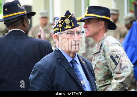 ILLESHEIM, Deutschland - Soldaten, Zivilisten und Rentner waren verbunden, die von lokalen Mitglieder der amerikanischen Legion Beiträge (Ansbach und Illesheim) Tribut an gefallenen Service Mitglieder an einem Kranz während des Memorial Day Zeremonie bei Storck Barracks Memorial Park 24. Mai 2018 zur Festlegung zu bezahlen. Anwesend waren der US-Armee Garnison Ansbach Befehl Sgt. Große Philson Tavernier, American Legion Post Commander 1982 Susan Houston sowie Vertreter aus der lokalen Armee rotatorische Einheiten in Illesheim stationiert, 1 Air Cavalry Brigade, 1 Calvary Division und der 678Th Air Defence Battalion. Gastreferent war Capt. Stockfoto