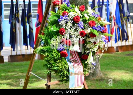 ILLESHEIM, Deutschland - Soldaten, Zivilisten und Rentner waren verbunden, die von lokalen Mitglieder der amerikanischen Legion Beiträge (Ansbach und Illesheim) Tribut an gefallenen Service Mitglieder an einem Kranz während des Memorial Day Zeremonie bei Storck Barracks Memorial Park 24. Mai 2018 zur Festlegung zu bezahlen. Anwesend waren der US-Armee Garnison Ansbach Befehl Sgt. Große Philson Tavernier, American Legion Post Commander 1982 Susan Houston sowie Vertreter aus der lokalen Armee rotatorische Einheiten in Illesheim stationiert, 1 Air Cavalry Brigade, 1 Calvary Division und der 678Th Air Defence Battalion. Gastreferent war Capt. Stockfoto