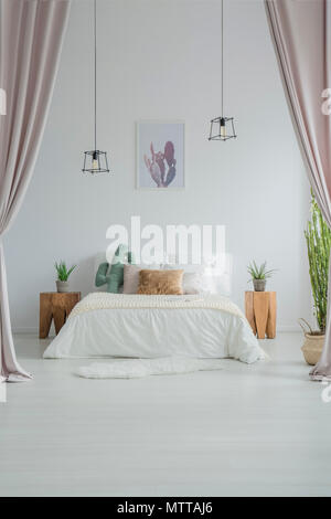 Weißen, eleganten Schlafzimmer mit Vorhänge in Pastelltönen, Kakteen, Lampen und Poster Stockfoto