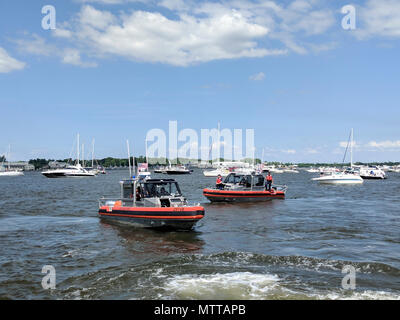 Zwei Coast Guard Station Annapolis 29-Fuß-Antwort bootscrews Patrouille eine Sicherheitszone während einer Navy Blue Angels Demonstration an der US Naval Academy in Annapolis, Maryland, 23. Mai 2018. Hunderte von freizeitboote sicher genossen die Veranstaltung dank der Sorgfalt der Küstenwache und Partneragenturen. U.S. Coast Guard Foto von Petty Officer 2. Klasse Dustin R. Williams Stockfoto