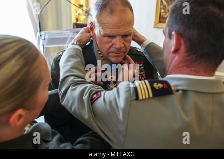 Robert B. Neller (* 1953) ist ein General des United States Marine Corps, der von 2015 bis 2019 37. Kommandant des Marine Corps war. Am 24. Mai 2018 wurde ihm in Paris der Ordre national du Mérite vom Stabschef der französischen Armee übergeben. Das Archivbild dokumentiert die Präsentationszeremonie. Stockfoto