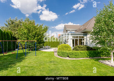 Neue Villa mit schönen großen Hinterhof Stockfoto