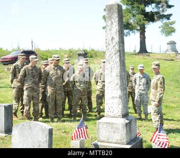 Brig. Gen. Patrick Donahoe, 10 Mountain Division (LI) und Fort Drum stellvertretenden kommandierenden General, schlossen sich 15 Soldaten aus der gesamten Division und Mitglieder des Fort Drum natürlichen Ressourcen Niederlassung am 24. Mai zu Ehren Veteranen begraben in den "Dörfern" Friedhöfe in der Post verloren. Stockfoto