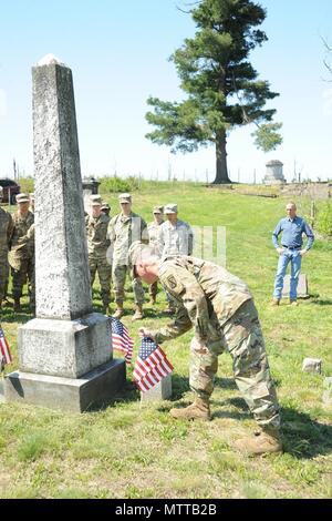 Brig. Gen. Patrick Donahoe, 10 Mountain Division (LI) und Fort Drum stellvertretenden kommandierenden General, Pflanzen Fahnen am Grab des Randall Familie im Wald Mühlen friedhofs an der Post. Er verband 15 Soldaten aus der gesamten Division und Mitglieder des Fort Drum natürlichen Ressourcen Niederlassung am 24. Mai zu Ehren Veteranen begraben in den "Dörfern" Friedhöfe in der Post verloren. Stockfoto