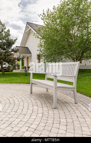 Weiße gartenbank stehen auf einer Villa Hinterhof Stockfoto