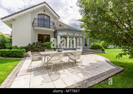 Neues Design Villa mit Terrasse und schönen Gartenmöbeln eingerichtet Stockfoto